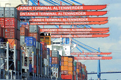 Containerterminal Hamburg Altenwerder - Ausleger der Containerkräne überspannen das am Kai liegende Containerschiff. Im Hintergrund einer der Polygonen der Köhlbrandbrücke.