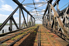 Stahlkonstruktion der alten Eisenbahnbrücke beim Spreehafen in Hamburg Grasbrook / Veddel (2007)