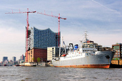Kulturschiff MS Stubnitz am Strandkai - ehem. Kühlschiff der DDR-Hochsee-Fischfangflotte; Baustelle der Elbphilharmonie.
