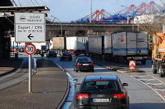Waltershofer Zollstation LKW Verkehr - Personenwagen - Containerbrücken im Hintergrund.