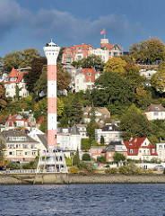 Leuchtturm in Hamburg  Blankenese - im Hintergrund der Süllberg; Wohnhäuser am Berg.