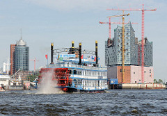 Schaufelraddampfer der Hamburger Hafenrundfahrt vor Hamburg Kehrwieder - lks. die Baustelle der Elbphilharmonie, lks. der Büroturm  Hanseatic Trade Center  HTC.
