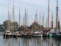 Segelschiffe, Masten - historische Kutter Hafen Finkenwerder.