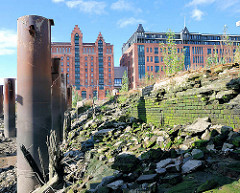 Ehem. Kaianlage am Magedeburger Hafen - eingestürzte Ziegelmauer - Speichergebäude - Fotos aus der Hafencity Hamburgs (2007).