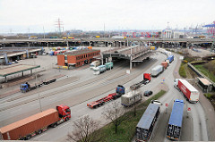 Zollabfertigung an der Zollstelle / Zollübergang Zollstation Waltershof - LKW bei der Einfahrt in den Hamburger Freihafen.