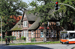 Fachwerkhaus mit Reet gedeckt - Autobus an der Ampel - Heimfelder Strasse, Milchgrund.