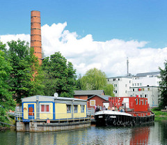 Hausboote - Wohnboote auf dem Veringkanal in Hamburg Wilhelmsburg - Fabrikschornstein des Kulturzentrums Honigfabrik.
