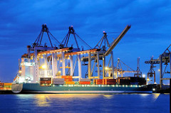 Containerschiff am Kai in der Blauen Stunde - Nachtfotos aus dem Hamburger Hafen.