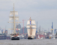 Segelschiffe im Hamburger Hafen zum Hafengeburtstag - im Hintergrund die Baustelle der Albphilharmonie.