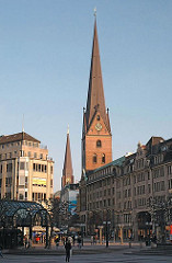 Blick vom Hamburger Rathausmarkt zur Mönckebergstrasse - Kirchtürme der St. Petrikirche und St. Jacobikirche.