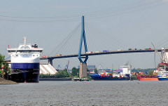 Blick über die Rethe zum Köhlbrand / Süderelbe und der Köhlbrandbrücke im Hamburger Hafen.