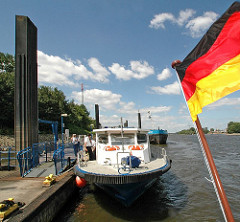 Boot der Wasserschutzpolizei - Harburger Anleger Süderelbe, Deutschlandfahne am Bootsheck.