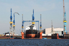 Schwimmdock der Werft Blohm Voss - Schiffsreparatur auf dem Werftglände von Hamburg Steinwerder.