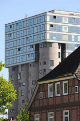 Moderne Architektur in Hamburg Harburg - umgebautes Getreidesilo zu Büros / Schellerdamm.
