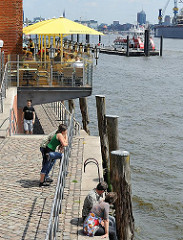 Sonne am Wasser - Blick auf die Elbe an der Grossen Elbstrasse - Restaurant mit Terrasse am Wasser - eine Hafenfähre liegt am Ponton Altona Fischmarkt.