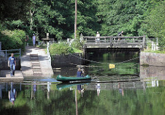 Kanu im Wasser der Alster bei der Mellingburger Schleuse - Holzbrücke über den Hamburger Fluss ALSTER.