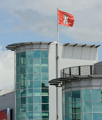 Hamburg Fahne und  Glasfront eines Verwaltungsgebäudes im Gewerbegebiet HH-Allermöhe.