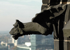 apotropäische Drachenfigur am Turm der Nikolaikirche - Wasserspeier an der Turmfassade.