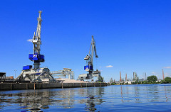 Hafenkräne im Harburger Seehafen. Blick auf die Süderelbe.