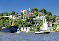 Schiffe auf der Elbe vor Hamburg Blankenese - Frachtschiff und Segelboote; Süllberg.