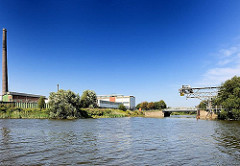 Blick vom Müggenburger Kanal in den Moorkanal, der zum Hovekanal führt. Hamburger Industriegebiet auf der Veddel.