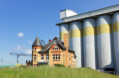 Historisches Einzelhaus, gelber Klinker und Silos am Reihersteig in Hamburg Wilhelmsburg.