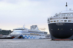 Kreuzfahrtschiffe in Hamburg - Aida Aura am Terminal Altona - Queen Mary 2 läuft in den Hamburger Hafen ein.