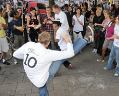 Capoeira Strassenvorführung auf dem Schanzenfest - brasilianischer Kampftanz in der Roda.