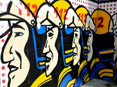 Gafitti - Wandmalerei, Feuerwehrmänner mit Helm - Fassade Freiwillige Feuerwehr Altona - Stadtteil im Hamburger Bezirk Altona.