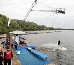 Wasserskianlage Neuländer See; ein Wasserskifahrer startet  - Bilder aus den Hamburger Stadtteilen.