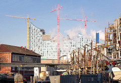Industrieanlage in Hamburg Steinwerder - Raffinerie + Tanklastwagen - Baustelle der Elbphilharmonie / Baukräne.