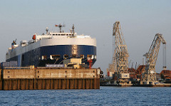 Hamburger Hafenbecken - Blick in den Hansahafen  - RoRo Schiff und Schwimmkräne.