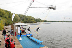Hamburgs Wasserskilift im Stadtteil Neuland am Neuländer See.