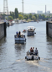 Sportboote in der Harburger Tideschleuse . Einfahrt in den Harburger Binnenhafen.