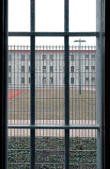 Justizvollzugsanstalt JVA Hamburg Billwerder vergitterte Fenster Gefängnisfenster.