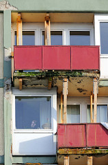 Marode Balkons an einem der beiden Essohäusern in Hamburg St. Pauli, Spielbudenplatz, Kastanienallee - starke Holzbalken stützen die wg. Einsturzgefahr gesperrten Balkons.