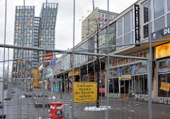 Mit Bauzaun abgesperrtes Areal der Essohäuser - Geschäfte und Restaurants / Bars - im Hintergrund der Neubau vom Hochhaus Tanzende Türme an der Reeperbahn, Hamburg Sankt Pauli.