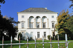 Rückseite einer Villa an der Altonaer Palmaille - spitzer Metallzaun.
