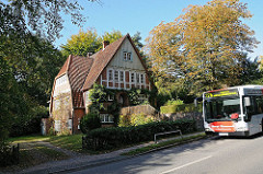 Anwesen An Der ALsterschleife - HVV Bus auf der Strasse.