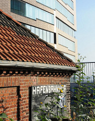 Gebäude der Hafenbahn an der Grossen Elbstrasse, moderne Bürohochhaus.