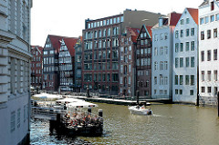 Bilder von Hamburgs Fleeten - Nikolaifleet in dem Stadtteil Altstadt - Aussengastronomie, Restaurant auf dem Wasser / Pontons.
