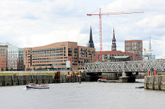 Blick auf die Baakenbrücke und die Einfahrt in den Magedeburger Hafen der Hamburger Hafencity - Architektur des neuen Hamburger Stadtteils.