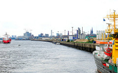 Norderelbe und Kirchenpauerkai - Entladung eines Binnenschiffs; Silhouette der Hafencity..