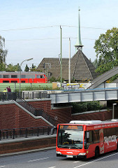 Bahnunterführung - Strasse unter der Bahnstrecke in HH-Tonndorf - Triebwagen auf den Gleisen - HVV Bus auf der Strasse.