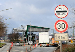Zollgrenze an der Hamburger Hafencity - Zollstation Versmannstrasse - Schild mit Zoll - Douane - ein Lastwagen wurde von den Zöllnern gestoppt.