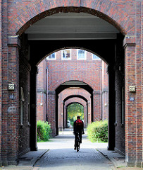 Torweg in Hamburg Dulsberg - Bilder der Hamburger Architektur; Architekturfotos.