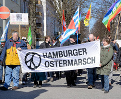 Demonstration Hamburger Ostermarsch - Transparent und Fahnen.