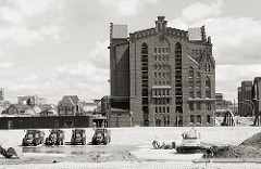 Der Baugrund für das Überseequartier wird mit Sand erhöht und so die entstehenden Gebäude gegen Hochwasser geschützt. Blick auf den historischen Kaispeicher B am Magedeburger Hafen, dem Sitz des Internationalen Maritimen Museums. 2007