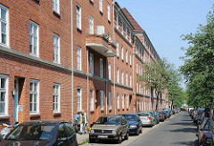 Wohnanlage Hamburg Bahrenfeld - Wohngebäude mit Backsteinfassade - parkende Autos in der Wohnstrasse.