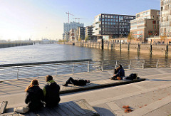 Abendstimmung in der Hamburger Hafencity auf der Marco-Polo-Terasse am Grasbrookhafen; re. die moderne Wohnbebauung am Dalmannkai - im Hintergrund die Baustelle der Elbphilharmonie.